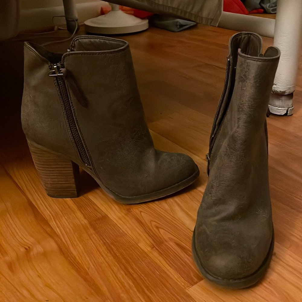 Tan high SBICCA boot heels, size 8